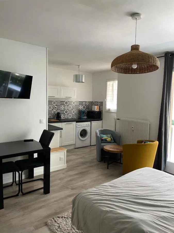 Studio Hypercentre 27M2 Avec Balcon Et Parking Aix-les-Bains 0*,